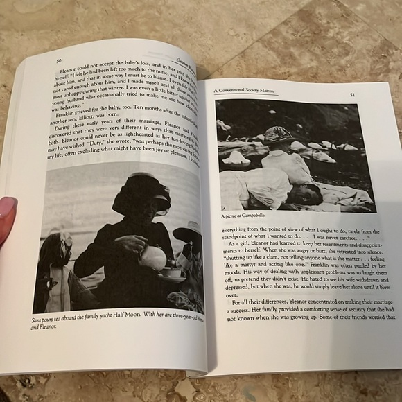 Book - Eleanor Roosevelt A Life of Discovery 191 Pages - Picture 3 of 4